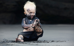 Child with dirty hands