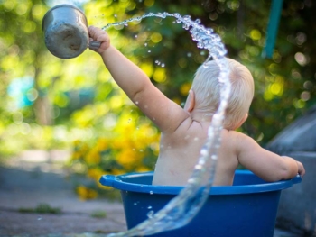 5 grandes razones para que los padres cambien burbujas por escamas de baño